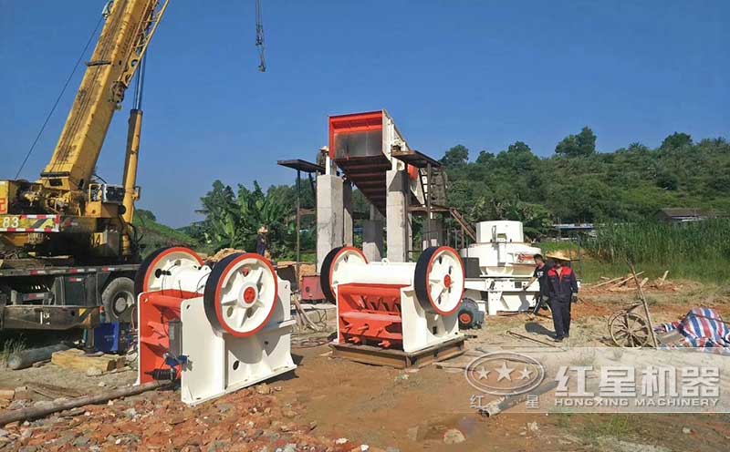 小型顎式破碎機(jī)現(xiàn)場(chǎng) 小型顎式破碎機(jī)現(xiàn)場(chǎng)