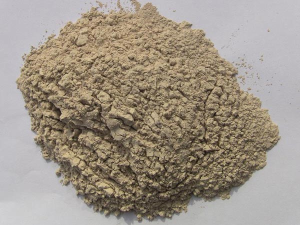 礬土性質 礬土主要成分是氧化鋁，為煉鋁和耐火材料的主要原料。白色或灰白色，因含鐵而呈褐黃或淺紅色。密度3.45g/cm3，硬度1～3，不透明，質脆。極難熔化，不溶于水，能溶于硫酸、氫氧化鈉溶液。 地區分布 中國鋁土礦資源比較豐富，在全國18個省、自治區、直轄市已查明鋁土礦產地205處，其中大型產地72處（不包括臺灣），主要分布在山西、山東、河北、河南、貴州、四川、廣西、遼寧、湖南等地。 投資前景 1.可用于煉鋁工業。用于國防、航空、汽車、電器、化工、日常生活用品等。 2.可用于精密鑄造。礬土熟料加工成細粉做成鑄模后精鑄。用于軍工、航天、通訊、儀表、機械及醫療器械部門。 3.可用于耐火制品。高鋁礬土熟料耐火度高達1780℃，化學穩定性強、物理性能良好。 4.硅酸鋁耐火纖維。用于鋼鐵、有色冶金、電子、石油、化工、宇航、原子能、國防等多種工業，消防人員可用耐火纖維布做成衣服。 5.制造礬土水泥、研磨材料、陶瓷工業以及化學工業可制鋁的各種化合物。 鋁礬土磨粉制備 鋁礬土粉是選用煅燒過的熟鋁礬土礦石用雷蒙磨加工制成的細粉，粒度通常為100目-325目，在耐火材料行業得到了廣泛的應用。通常加工的流程為先經顎式破碎機進行破碎，然后篩分進入鋁礬土雷蒙磨或鋁礬土超細磨粉機中，進行鋁礬土粉制備，使其應用更加廣泛。