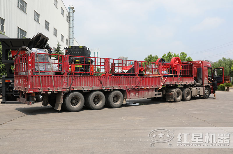 紅星多缸圓錐破碎機(jī)裝車發(fā)貨中 紅星多缸圓錐破碎機(jī)裝車發(fā)貨中