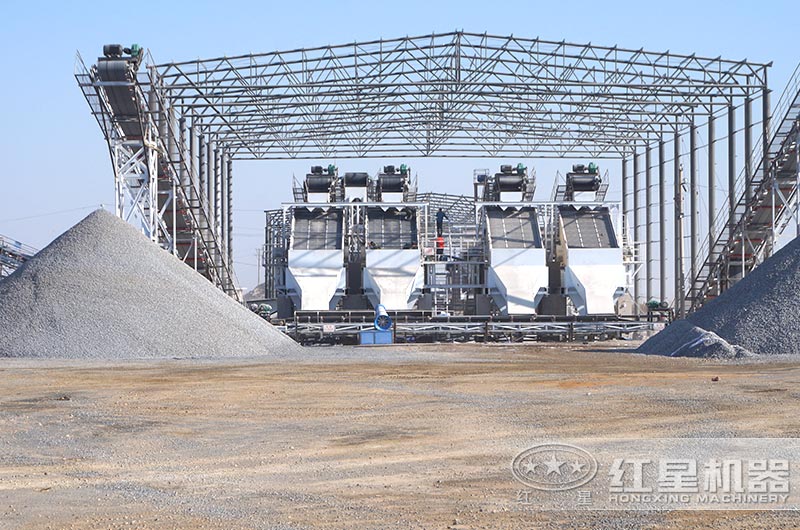 項(xiàng)目一期現(xiàn)場振動篩 項(xiàng)目一期現(xiàn)場振動篩