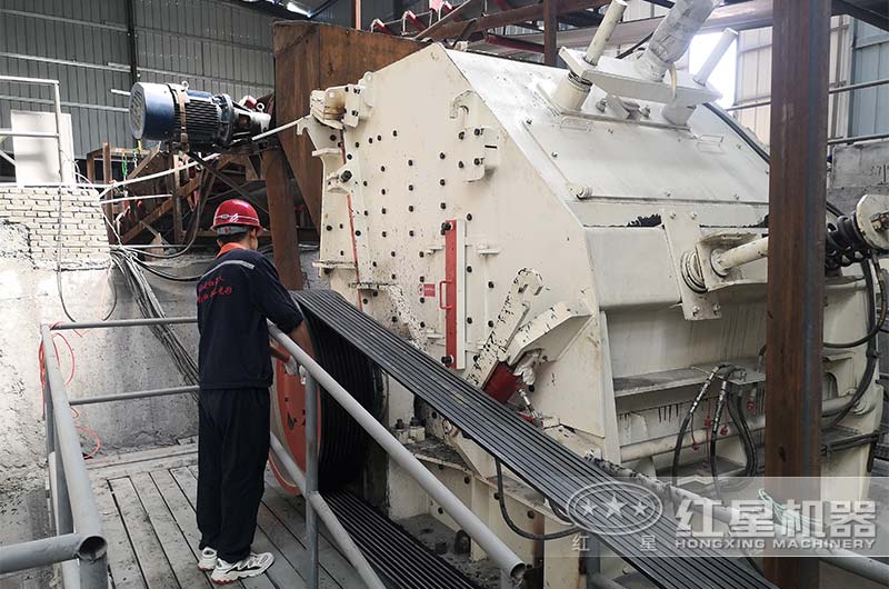 項(xiàng)目二期現(xiàn)場CI反擊式破碎機(jī) 項(xiàng)目二期現(xiàn)場CI反擊式破碎機(jī)