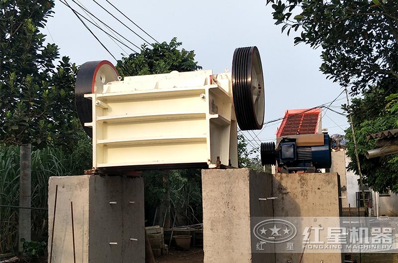 小型顎式破碎機(jī)現(xiàn)場 小型顎式破碎機(jī)現(xiàn)場