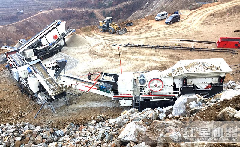 三臺聯機作業(yè)的流動破碎生產線